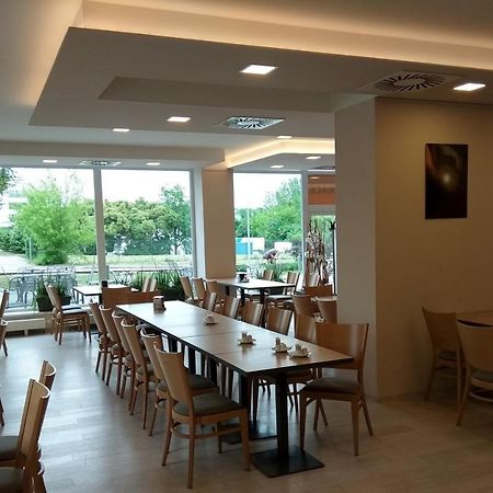 Prometheus Hotel Бърно Екстериор снимка
